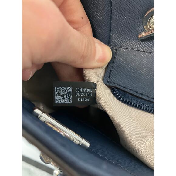 MICHAEL KORS, LARGE NAVY SAFFIANO LEAHTER SHOULDER BAG WITH CHARM - Picture 15 of 16